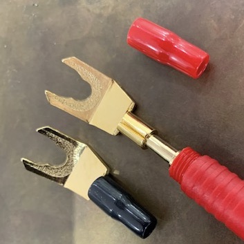 Gabelschuh gewinkelt, massiv mit Aufnahme für Bananenstecker