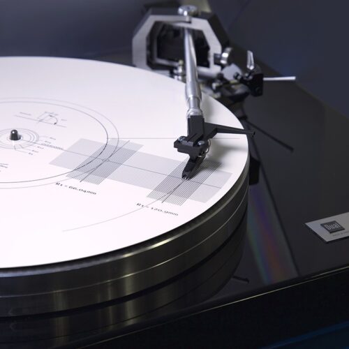 Plattenspieler mit Schallplatte und Tonarm