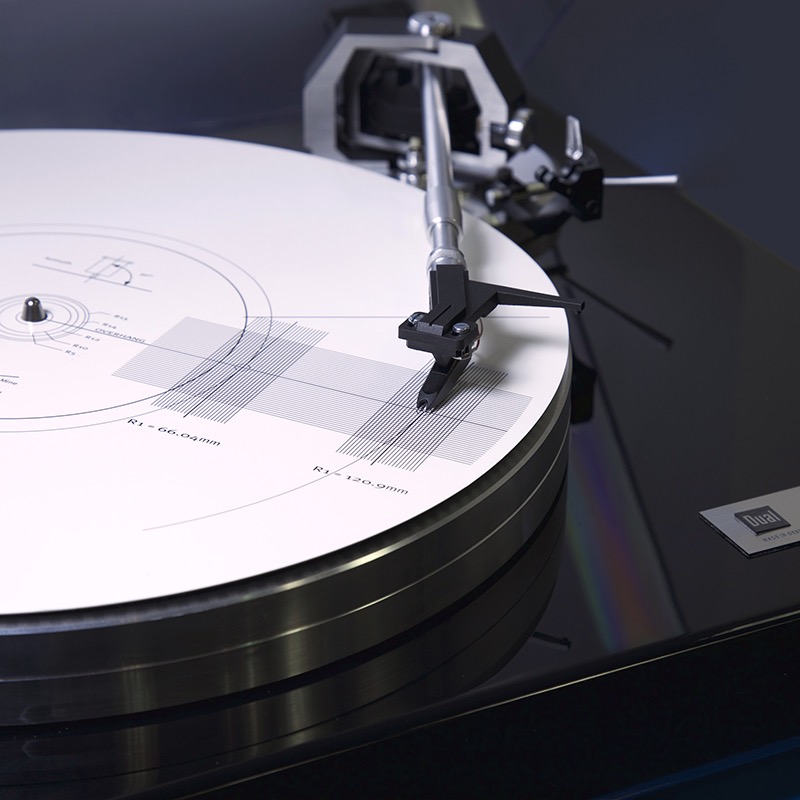 Plattenspieler mit Schallplatte und Tonarm