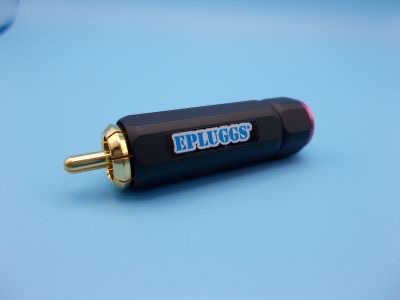 Elektrischer Stecker mit blauer EPluggs-Aufschrift