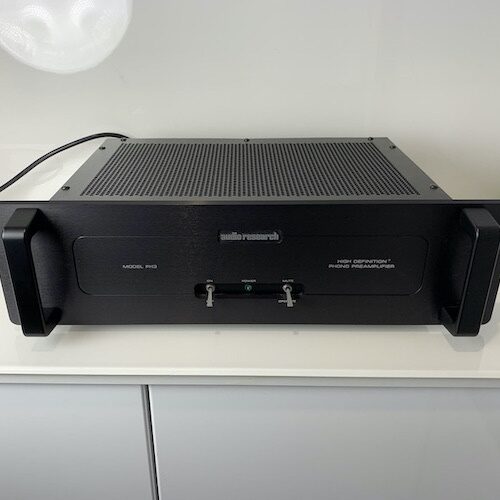 Audio-Research Verstärker mit Griffen