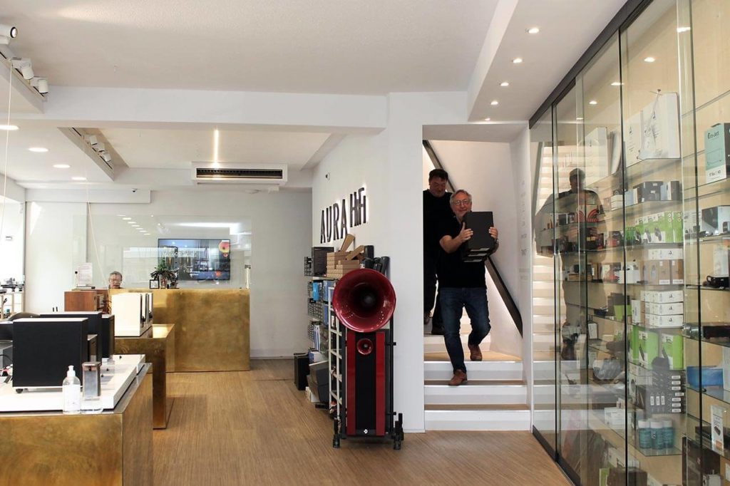 Männer tragen Lautsprecher die Treppe hoch