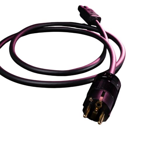 Schwarzes Stromkabel mit Stecker