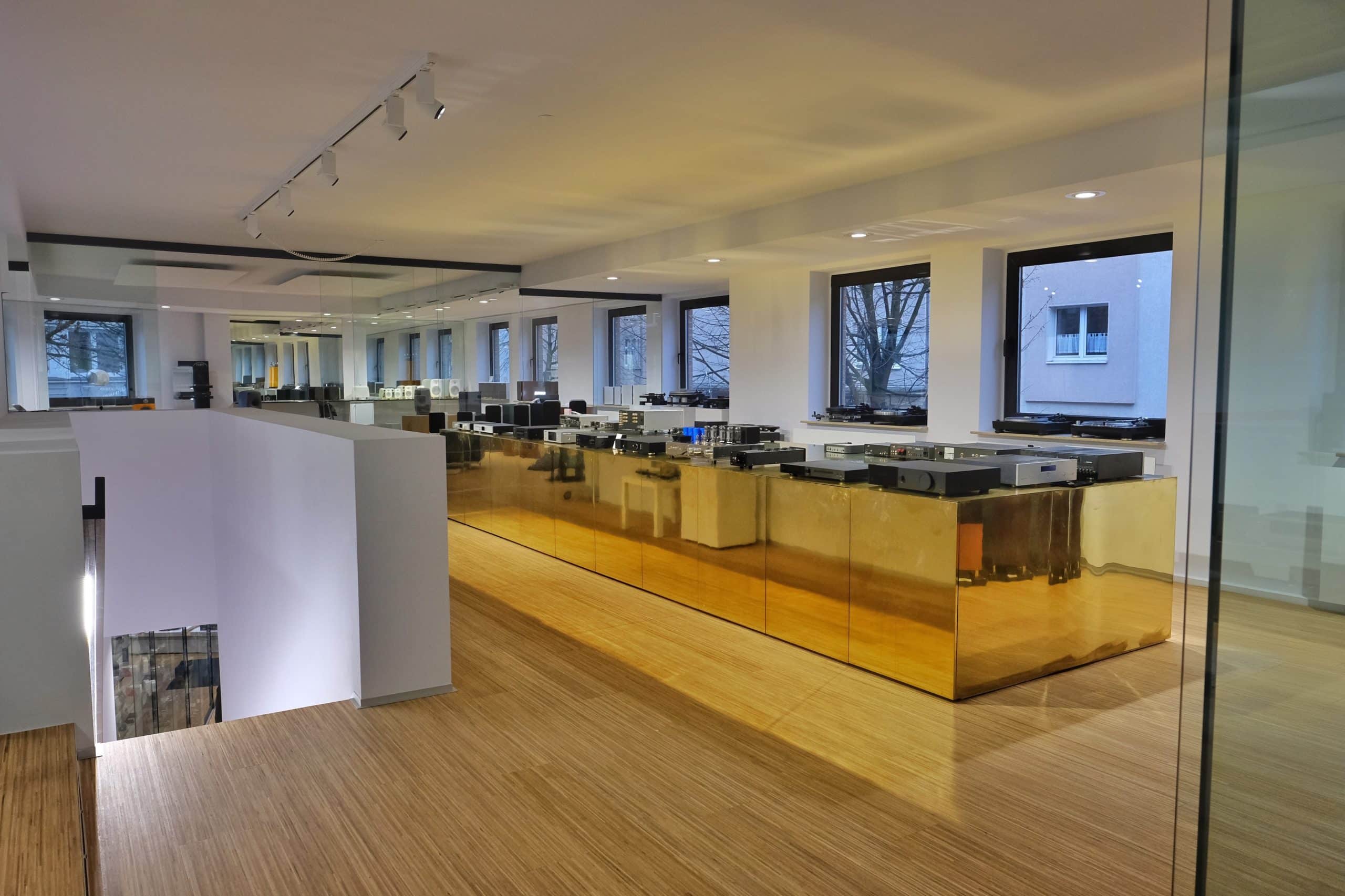 Modern Büro mit Regalen