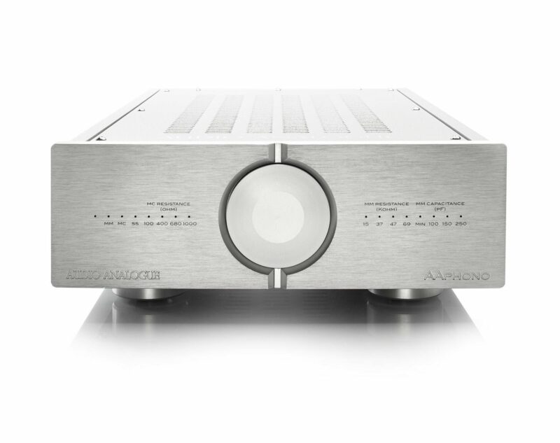Silberner Stereo Verstärker im Studio.