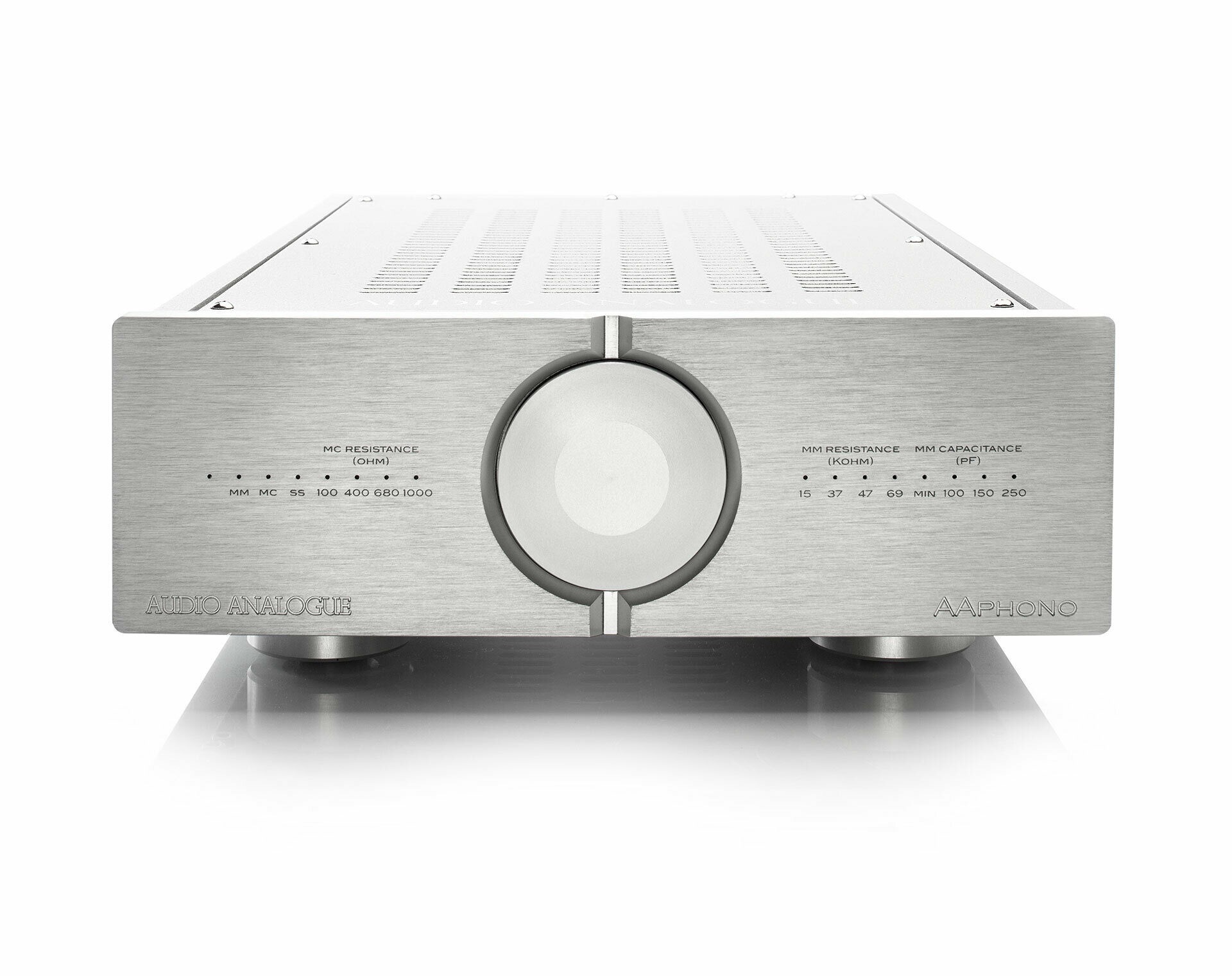 audio analogue aaphono Silberner Stereo Verstärker im Studio.