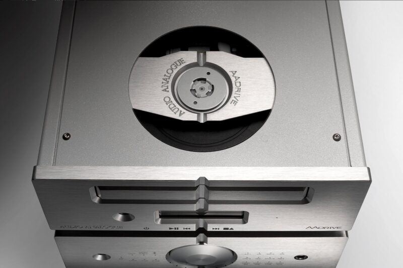 Silberner CD-Player in Nahaufnahme von oben
