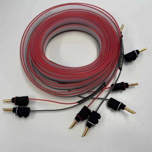 Rotes Kabel mit Steckern