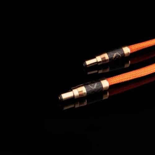 Orange Audiokabel auf schwarzem Hintergrund