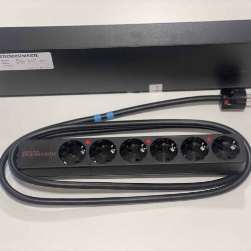 IMG_0431 Schwarze Steckdosenleiste mit Kabel