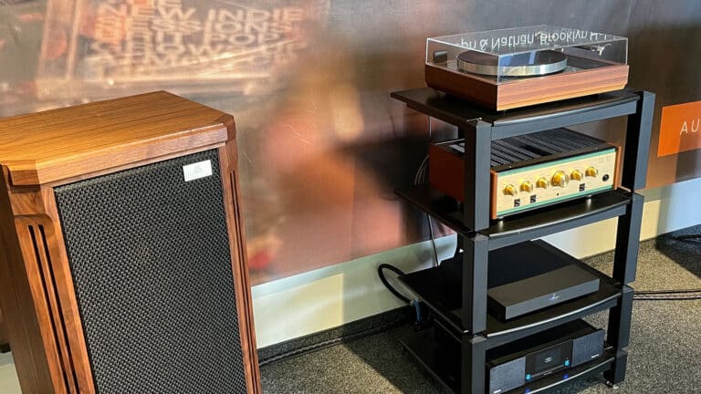 Holzlautsprecher und HiFi-Regal