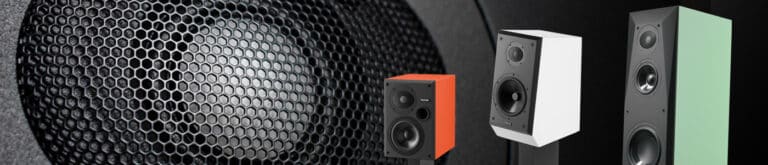 Verschiedene farbige Lautsprecher auf schwarzem Hintergrund