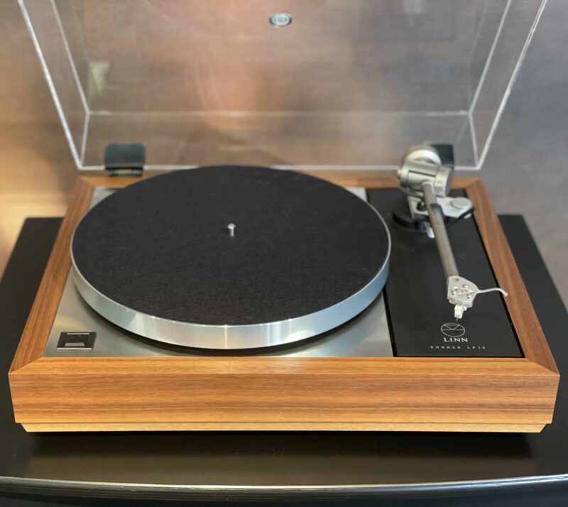 Holz-Plattenspieler mit Klarsicht-Haube