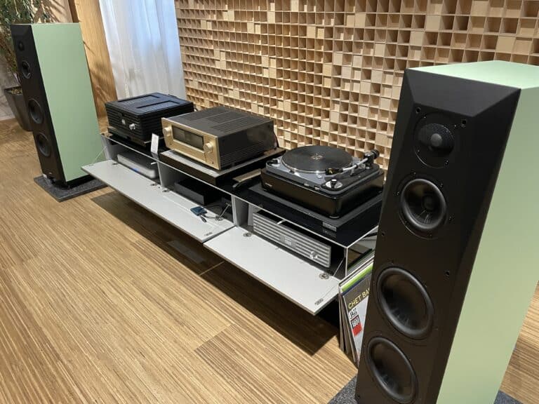 Hochwertige Audiogeräte auf Regal