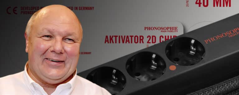 Mann mit Audioprodukt im Hintergrund