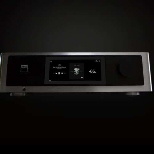Moderner Audioverstärker mit Display und Regler vor schwarzem Hintergrund.