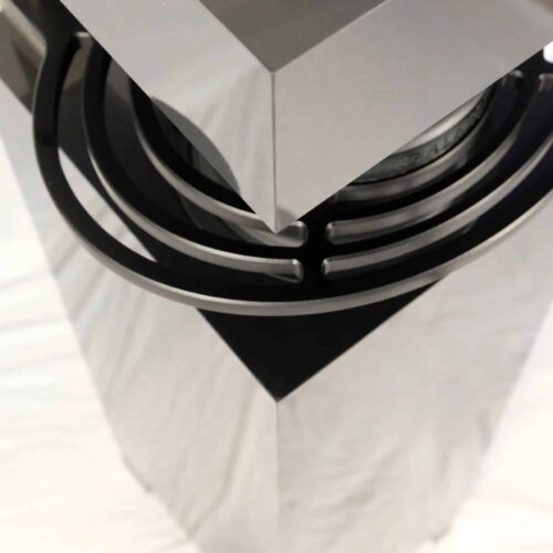 Bild 12 Metallischer Tisch mit Kreisdetails