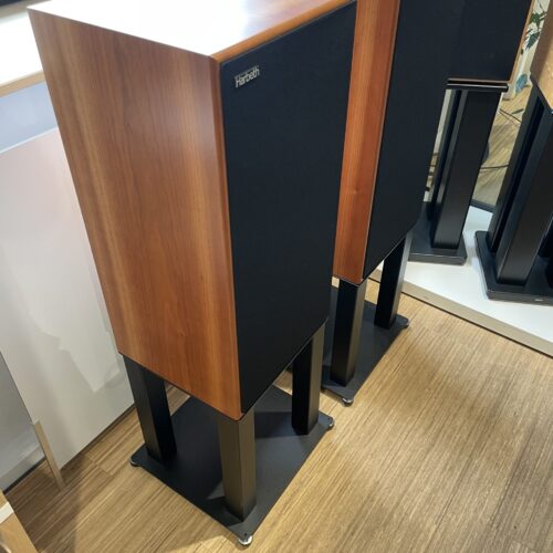 Holzlautsprecher mit schwarzer Front