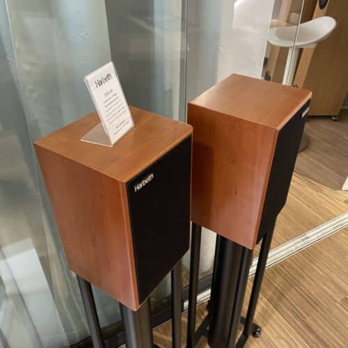 Zwei Standlautsprecher mit Holzfurnier und Schild