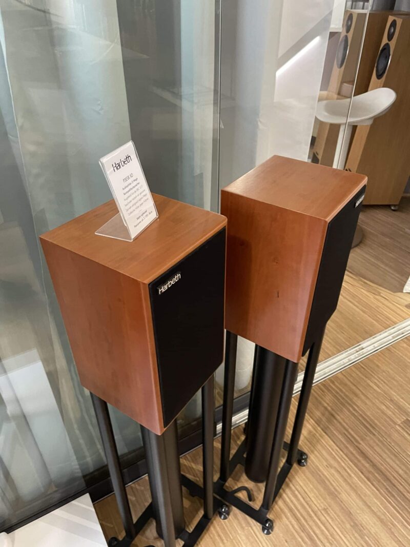 Holz lautsprecher auf ständern