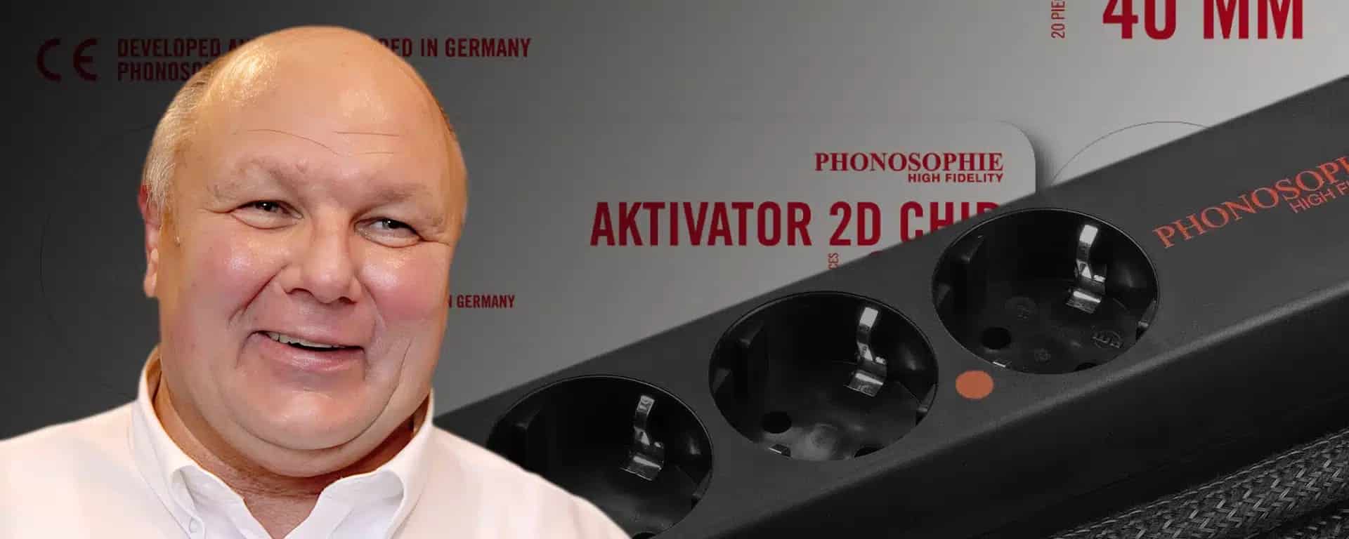 Mann und Steckdose mit Phonosophie-Logo