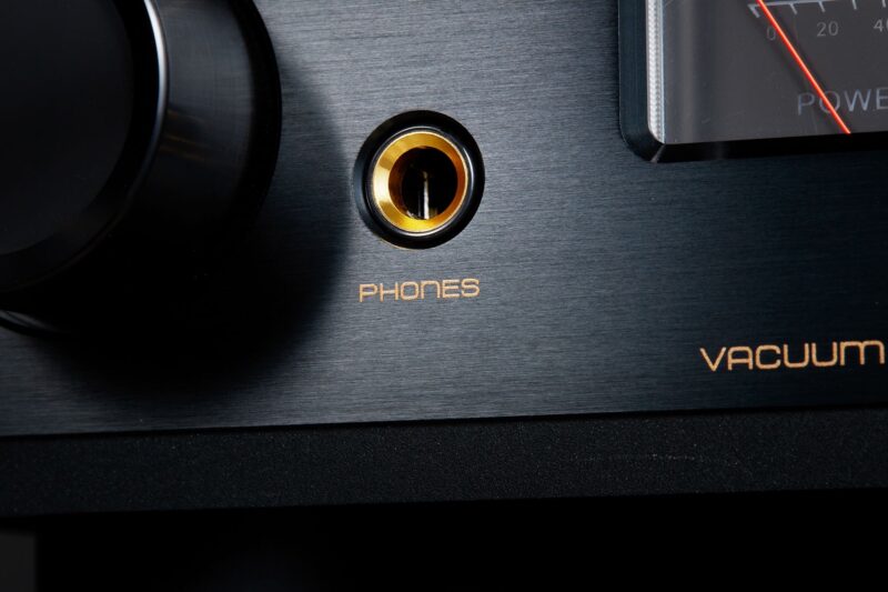 Schwarzes Audio-Panel mit Kopfhöreranschluss.