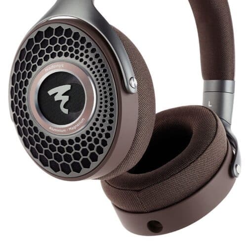Brauner Over-Ear-Kopfhörer mit Metallabdeckung.