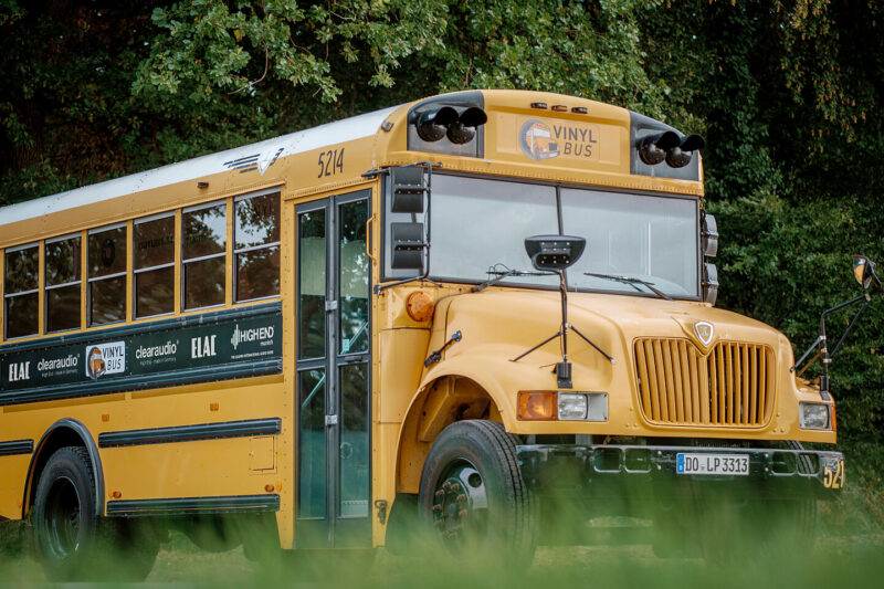 Gelber Bus in grüner Umgebung
