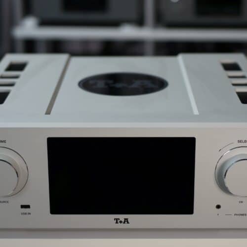 Moderner Audioverstärker mit Drehknöpfen und Bildschirm.