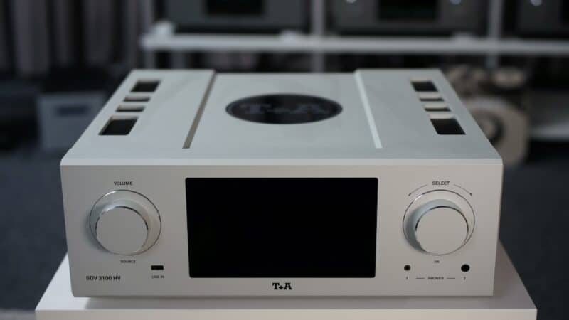 Moderner Audioverstärker mit Drehknöpfen und Bildschirm.