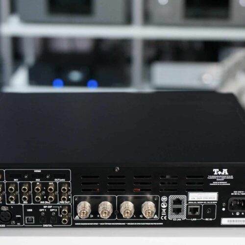 t+a pa 1100 e aus der ausstellung T+A Audiogerät Rückseite detailliert