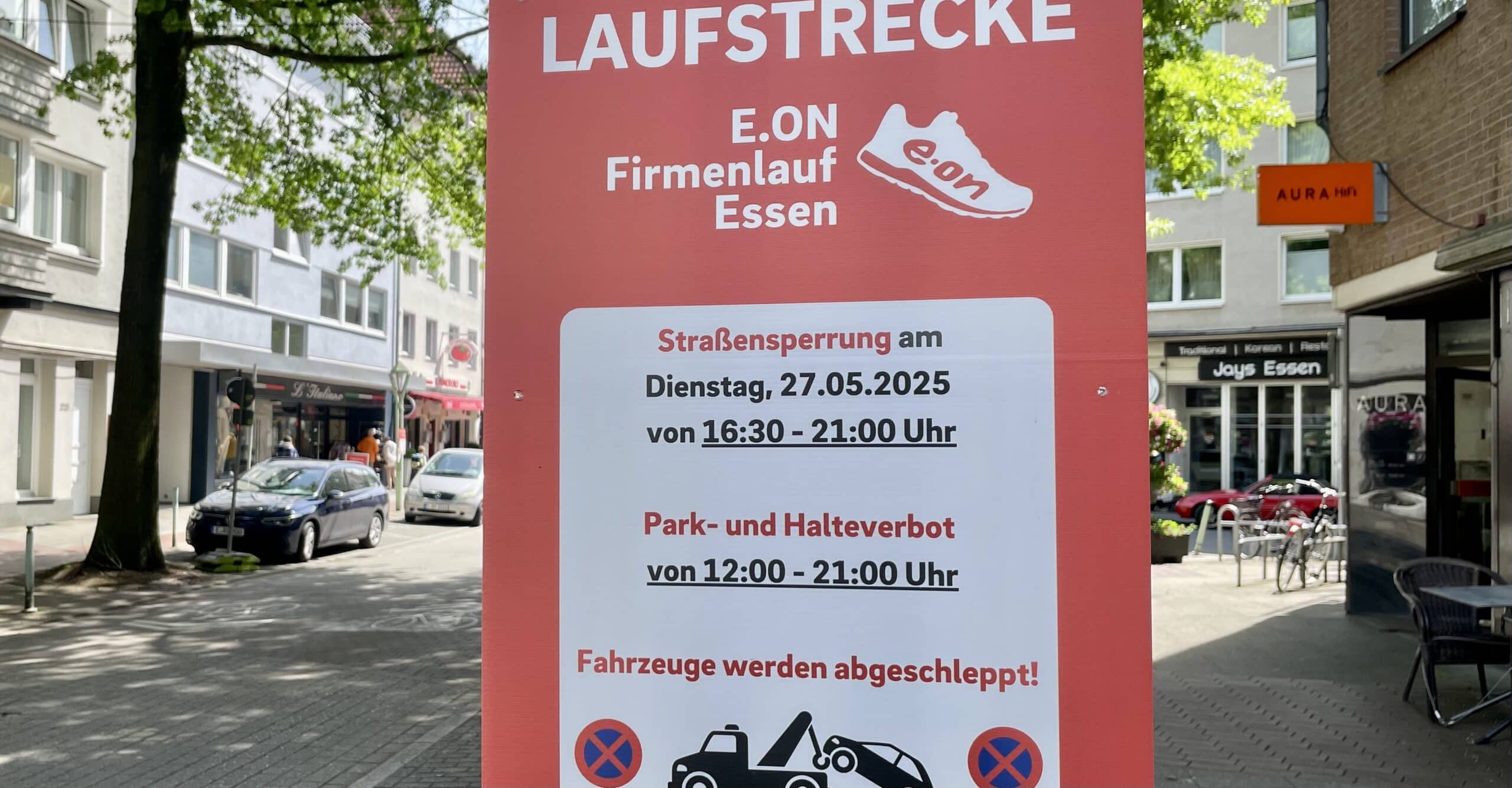 Hinweis zu Straßensperrung und Parkverbot für Firmenlauf.