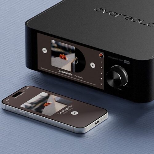 Schwarzer Streaming-Player und Smartphone auf Tisch.