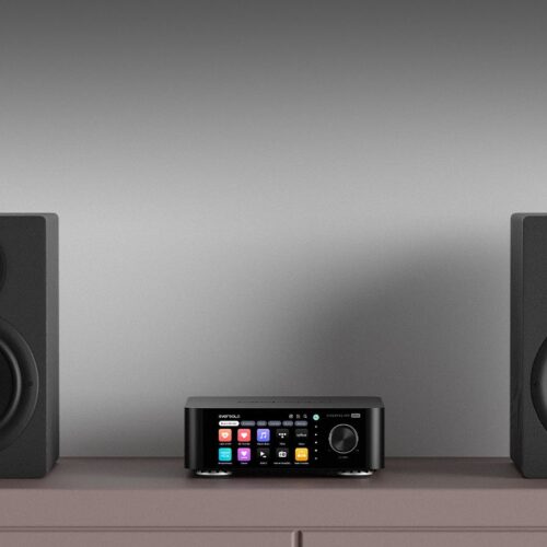 Zwei Lautsprecher und ein Audio-Receiver auf Regal