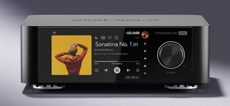 Schwarzer Streaming-Verstärker mit Albumcover und Display.