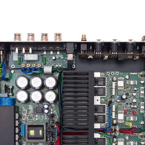 Elektronische Schaltung mit Kabeln und Bauteilen
