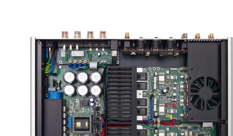 Elektronische Schaltung mit Kabeln und Bauteilen