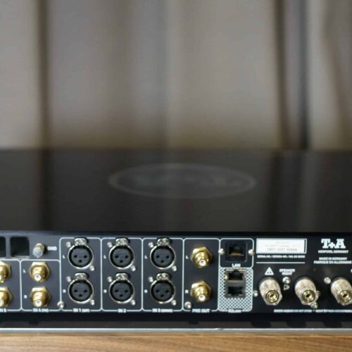 Audiogerät mit Anschlüssen auf Rückseite