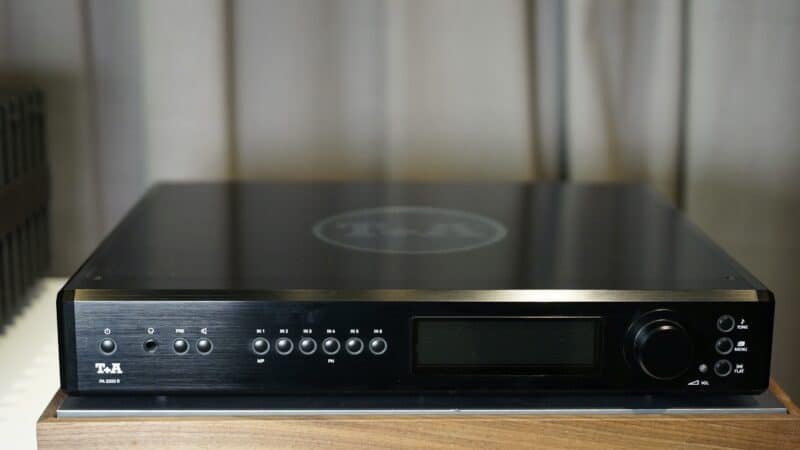 Schwarzer Hi-Fi-Verstärker auf Holztisch