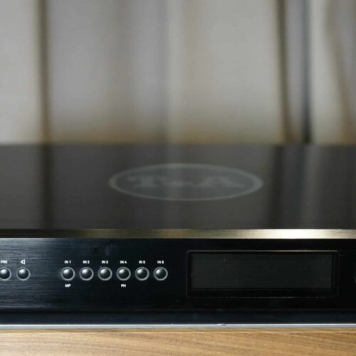 Schwarzer Audio-Receiver mit Display