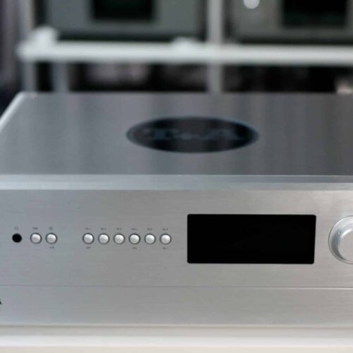 Silberner audiophiler Verstärker mit Display