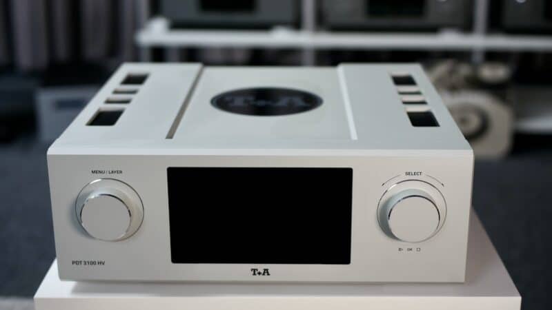 Moderner HiFi-Verstärker auf weißem Tisch