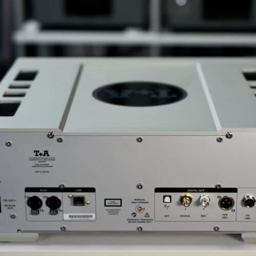 Rückseite eines Audioverstärkers mit Anschlüssen.