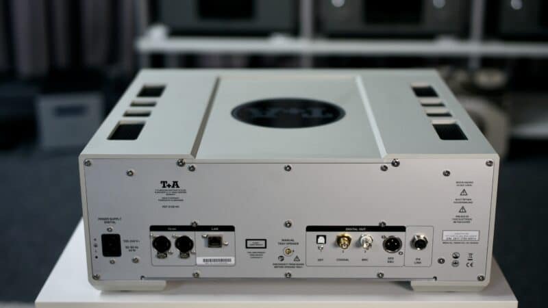 Rückseite eines Audioverstärkers mit Anschlüssen.