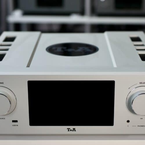 Moderner Audioverstärker mit Drehknöpfen und Display