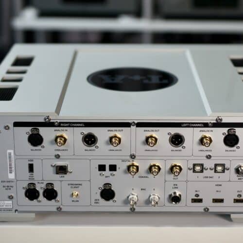 Rückseite eines High-End Audioverstärkers mit Anschlüssen.