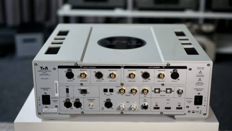 Rückseite eines High-End Audioverstärkers mit Anschlüssen.