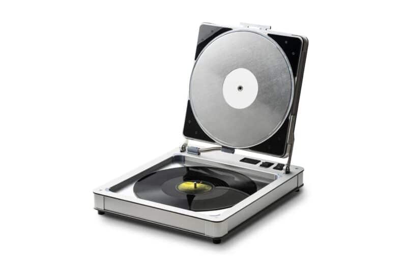 Plattenspieler mit Vinyl-Schallplatte geöffnet.