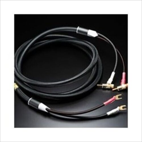 Schwarzes Audiokabel mit Anschlüssen auf dunklem Hintergrund.