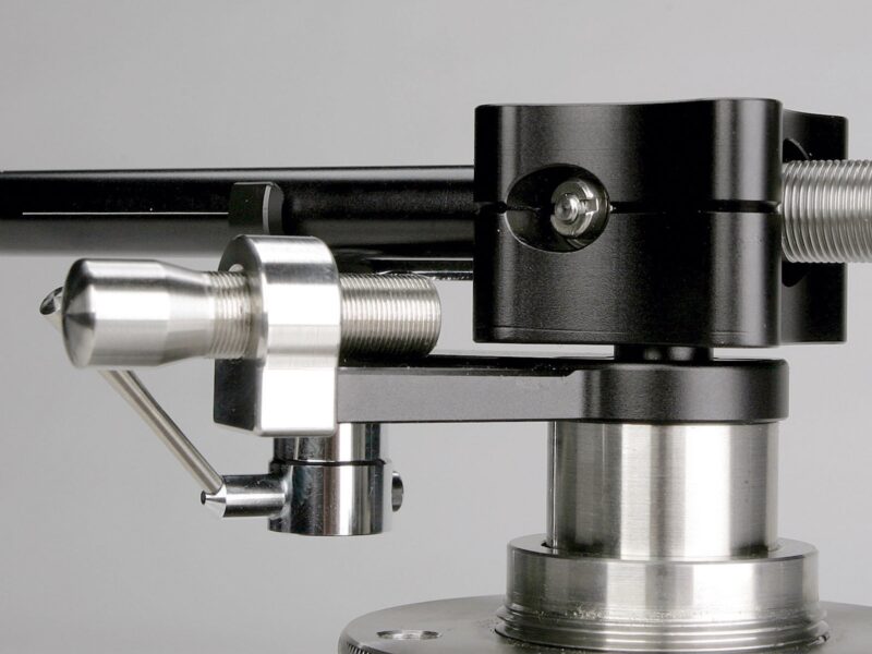 Nahaufnahme eines mechanischen Bauteils in Schwarz und Silber.